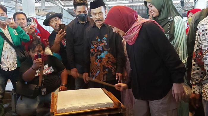 Siti-Atikoh-mengunjungi-pengusaha-tahu-di-Menganti-Gresik.jpg