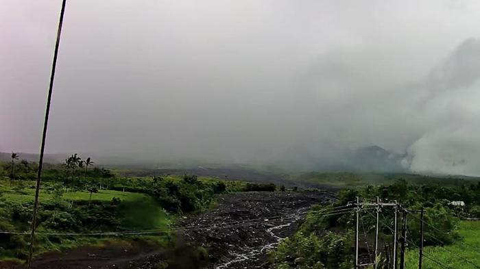 BREAKING NEWS - Gunung Semeru Erupsi Hingga Keluarkan Awan Panas, Jarak Luncur Tak Teramati