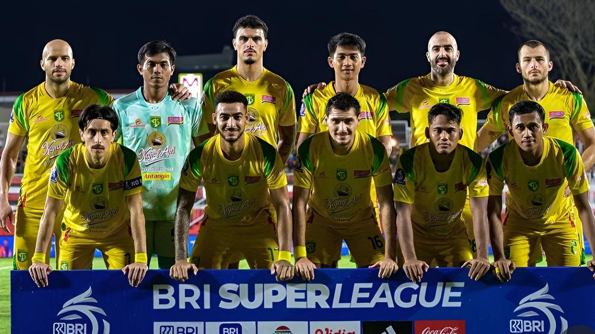 Skuad-Utama-Persebaya-menghadapi-Malut-United-di-Stadion-Kie-Raha.jpg