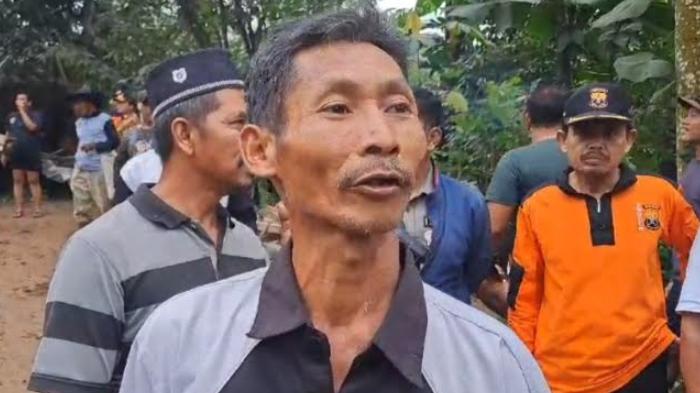 Slamet-saat-menceritakan-detik-detik-kejadian-longsor-di-Wonosalam-Jombang.jpg