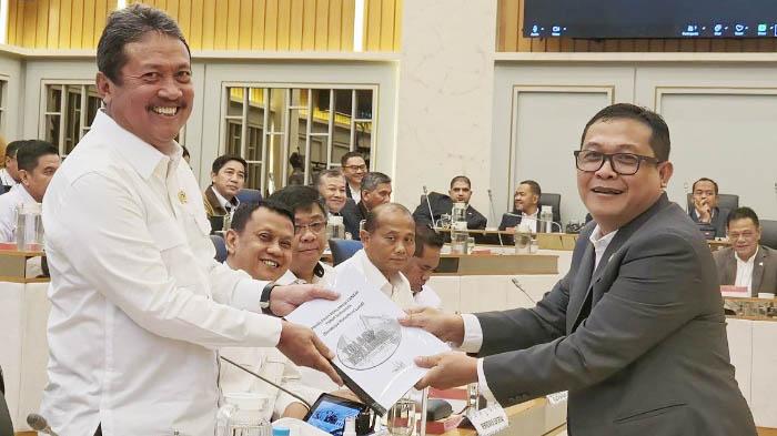 Sonny-Danapramita-menyerahkan-dokumen-penolakan-PSN-SWL.jpg