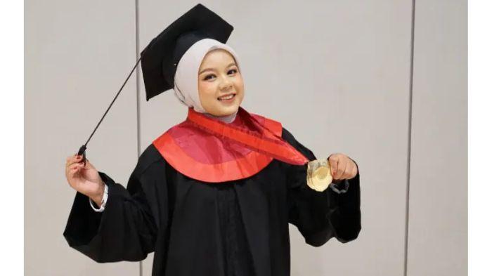 Sosok-Aliya-Anak-Pekerja-Serabutan-Raih-Cumlaude-dari-UMSurabaya-Kembali-Bangkit-usai-Ibu-Meninggal.jpg