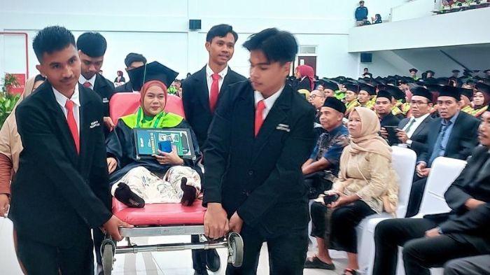 Sosok-Amalia-Wisudawati-UIN-Mataram-yang-Nekat-Hadir-Wisuda-Meski-Terbaring-di-Ranjang-RS.jpg