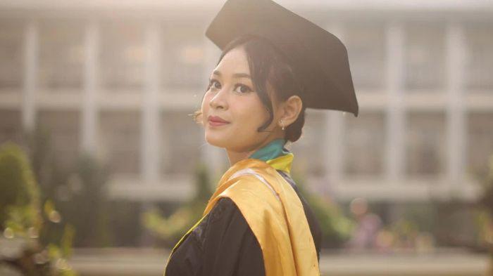 Sosok-Amanda-Wisudawan-Termuda-UGM-yang-Lulus-S2-di-Usia-22-Tahun-dengan-Masa-Studi-1-Tahun-11-Bulan.jpg