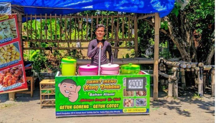 Sosok-Dimas-Landung-Penjual-Dawet-yang-Dapat-Kuliah-Gratis-di-UNY-Ternyata-Anak-Yatim-Sejak-Kecil.jpg