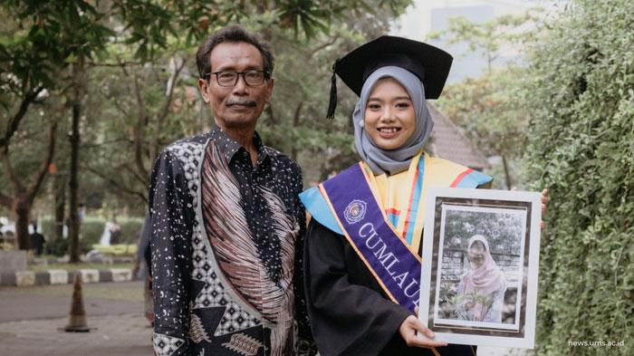 Sosok-Ghina-Kamila-Wisudawan-UMS-Asal-Jombang-yang-Bawa-Foto-Almarhumah-Ibunya-saat-Wisuda.jpg