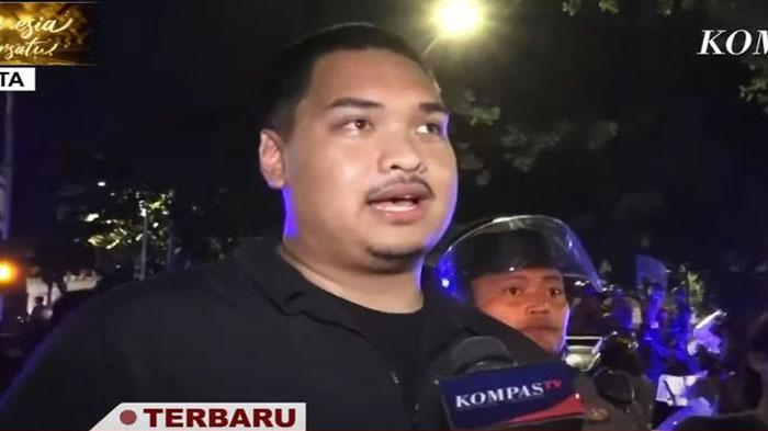 Sosok-Menpora-Dito-Ariotedjo-yang-Turun-ke-Tengah-Pendemo-di-DPR-hingga-Terkena-Water-Cannon.jpg