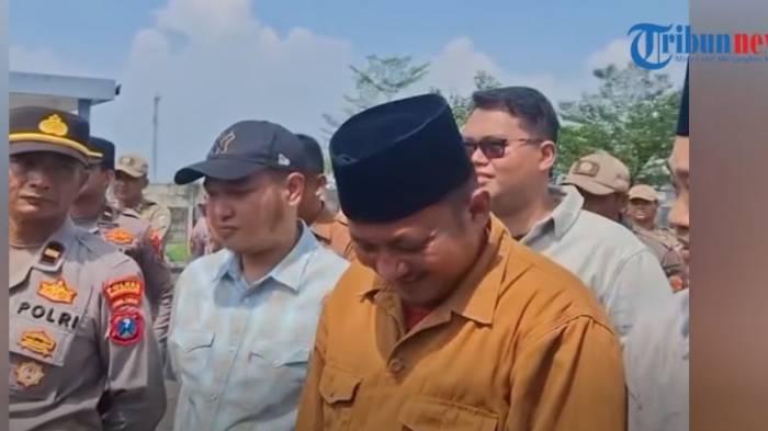 Sosok-Mohammad-Syukur-Anggota-DPRD-Bangkalan-yang-Senyum-senyum-saat-Didemo-Anaknya-Sendiri.jpg