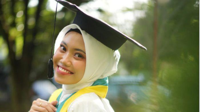 Sosok-Siti-Fadila-Mahasiswi-UGM-Jadi-Wisudawan-Termuda-Program-S2-Lulus-Cumlaude-di-Usia-22-Tahun.jpg