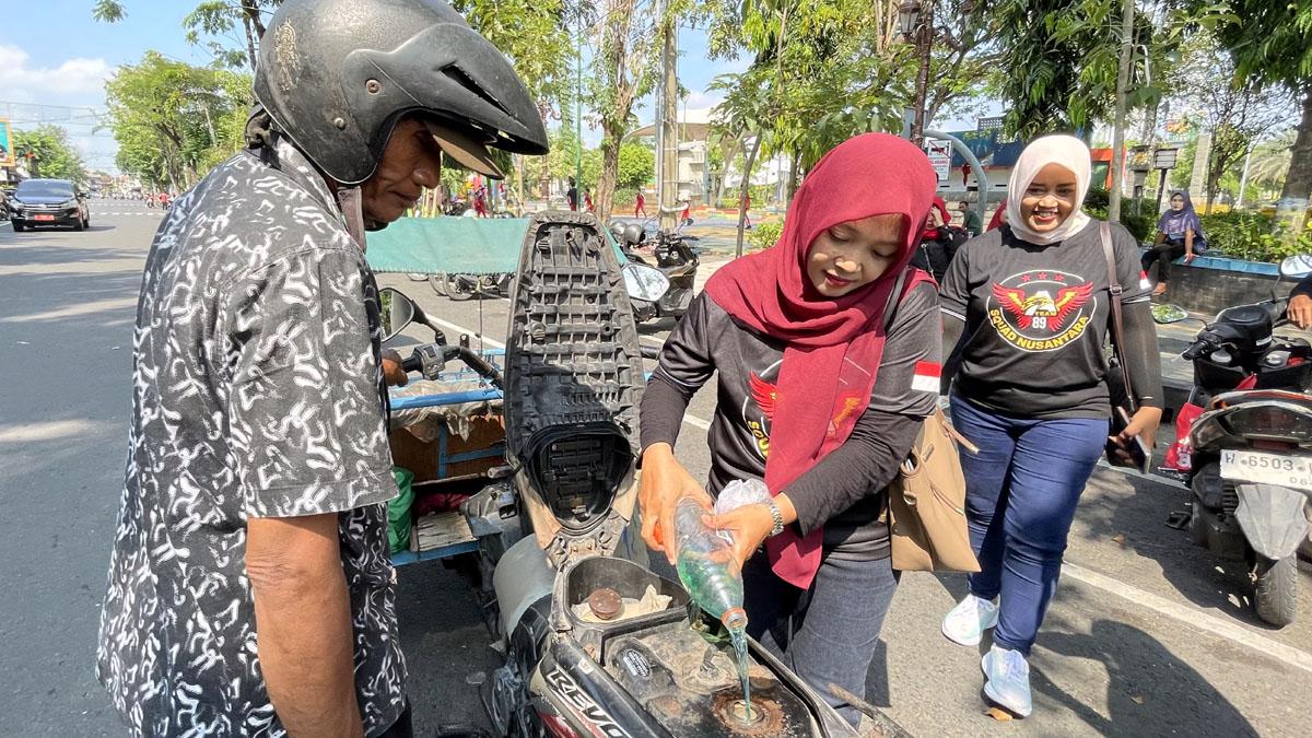 Squad-Nusantara-bagi-bagi-BBM-gratis-di-Lamongan-Jatim.jpg