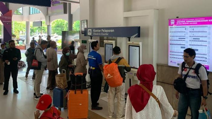Stasiun-Gubeng-saat-dipadati-calon-penumpang-KA.jpg