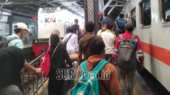 Stasiun-Pasar-Turi-Surabaya-saat-dipadati-penumpang-KA-yang-turun.jpg