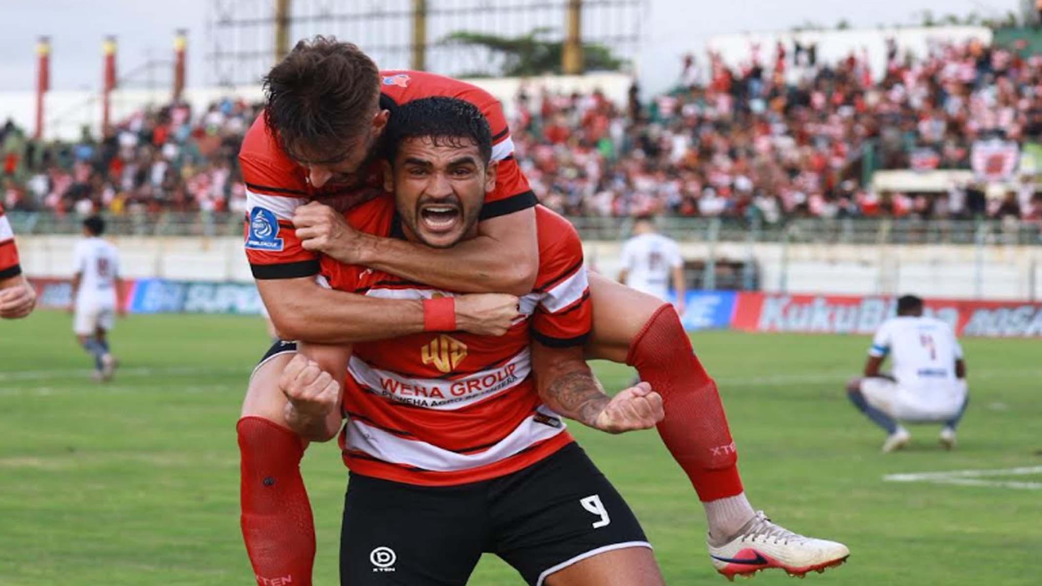 Striker-Madura-United-Junior-Brandao-gol-krusial.jpg