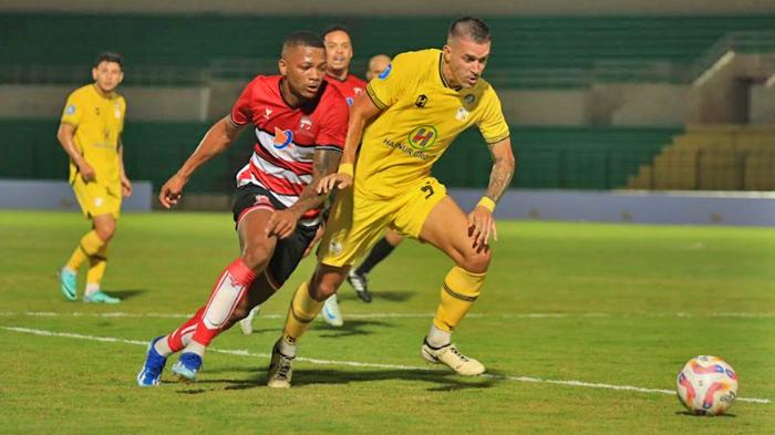 Striker-Madura-United-Maxuel-kiri-berduel-dengan-pemain-Barito-Putera.jpg