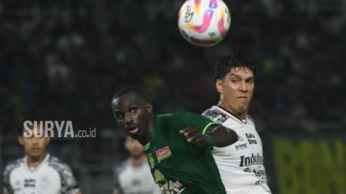 Striker-Persebaya-Flavio-Silva-menguasai-bola-dihadang-pemain-Bali-United.jpg