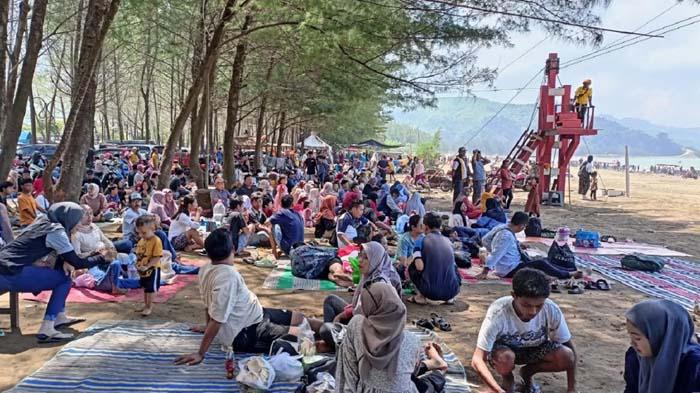 Suasana-Pantai-Gemah-saat-libur-lebaran-2023.jpg