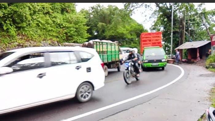 Suasana-arus-mudik-Lebaran-2025-di-jalur-Gumitir.jpg