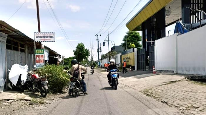 Suasana-di-depan-Pabrik-Rokok-Sampoerna-di-Sukorejo-Kota-Blitar-Jatim.jpg