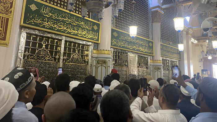 Suasana-di-depan-Rawdah-kompleks-di-dalam-Masjid-Nabawi.jpg