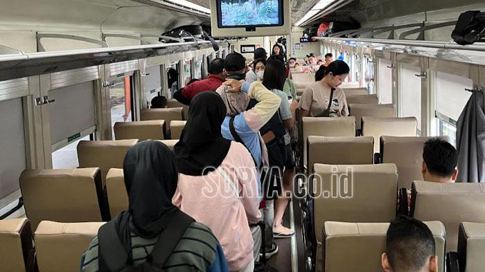 Suasana-di-salah-satu-gerbong-kereta-api.jpg