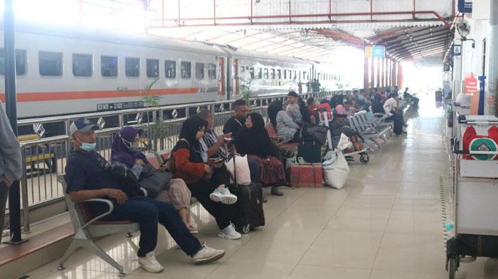 Suasana-keramaian-di-stasiun-pada-masa-angkutan-Lebaran-2023.jpg