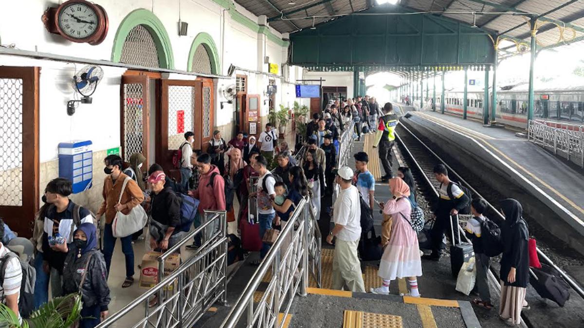 Suasana-penumpang-ker-diskon-perjalanan-kereta-api-hingga-1-April-2026-mendatang.jpg