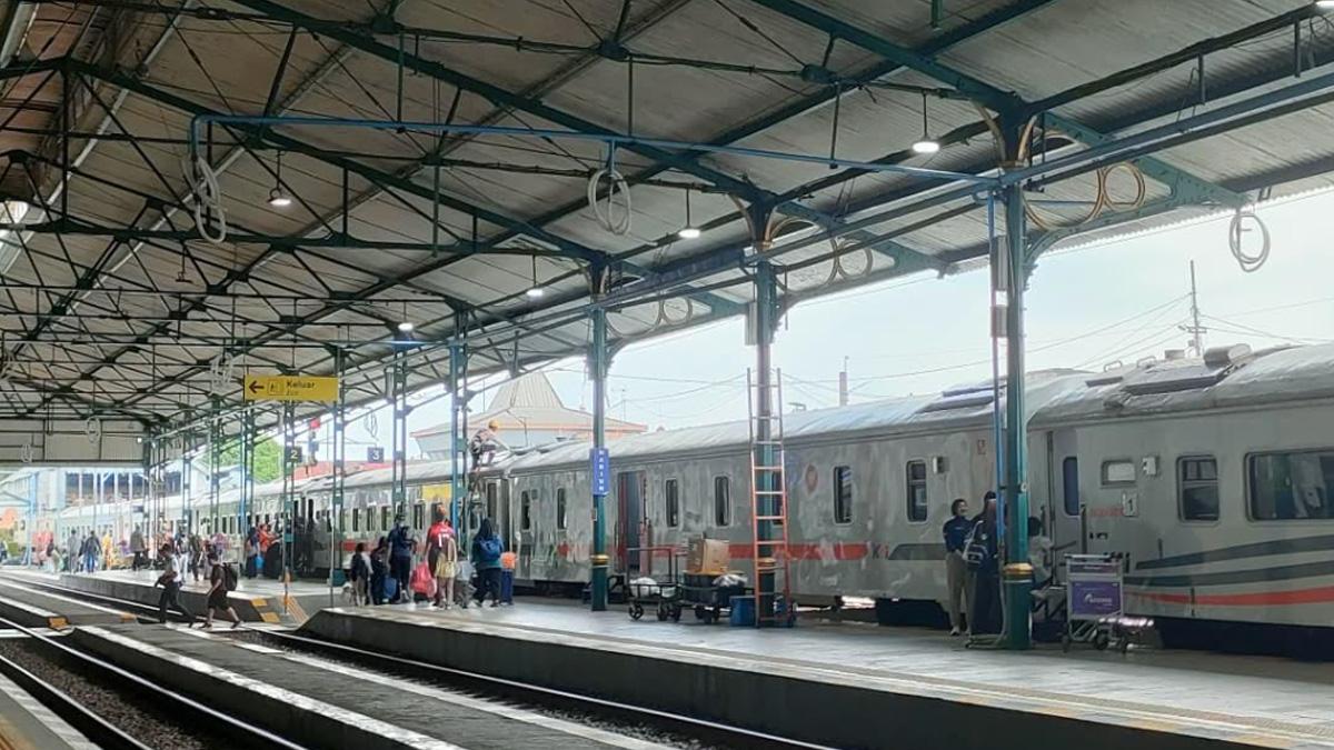 Suasana-penumpang-kereta-api-di-stasiun-wilayah-PT-KAI.jpg