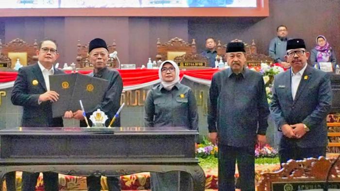 Suasana-rapat-paripurna-DPRD-Jatim-dengan-agenda-penandatanganan.jpg