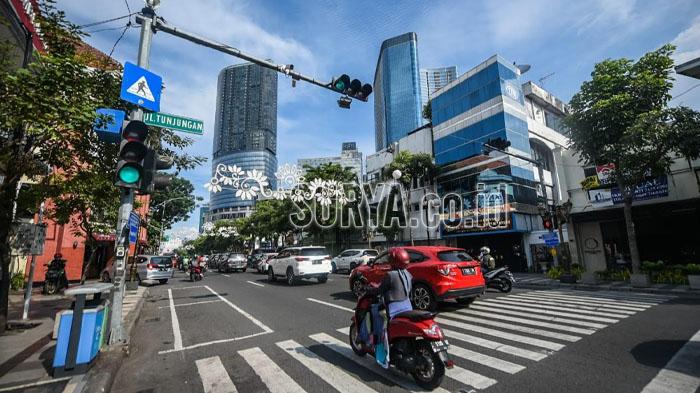 Suasana-salah-satu-lampu-lalu-lintas-traffic-light-di-Surabaya.jpg