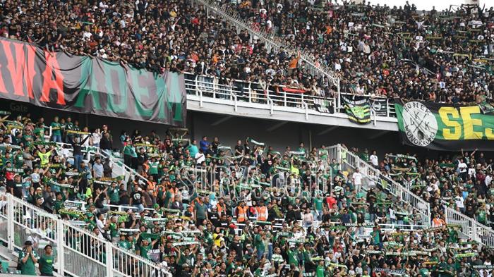 Suasana-tribun-di-Stadion-GBT-dalam-sebuah-pertandingan.jpg