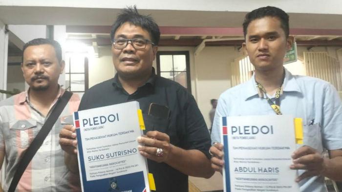 Sumardhan-menunjukkan-nota-pledoi-Abdul-Haris-dan-Suko-Sutrisno.jpg