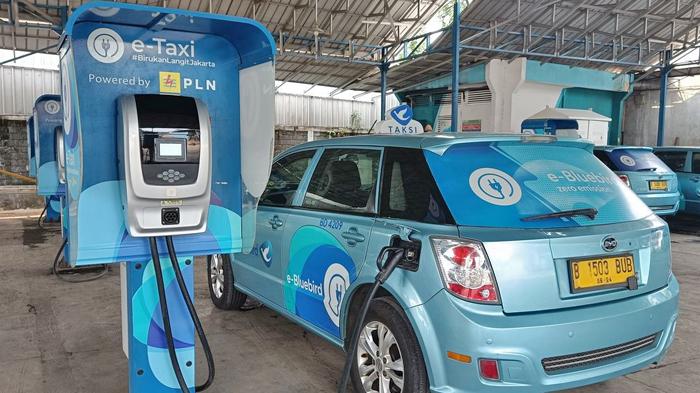 TAKSI-LISTRIK-Taksi-listrik-Blue-Bird-BYD-e6-sedang-mengisi-bat.jpg