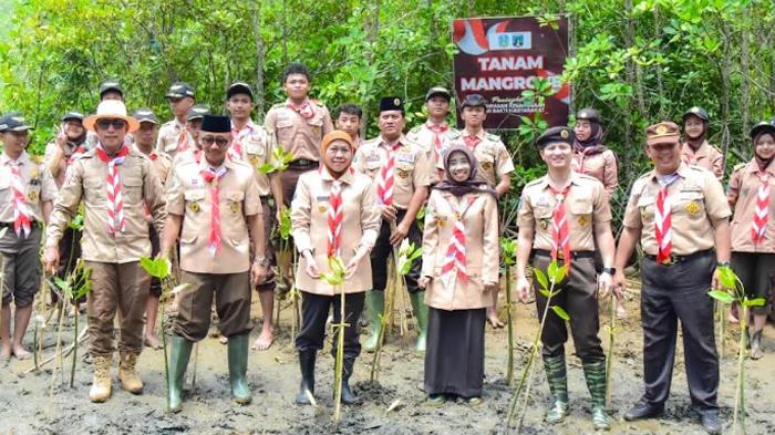 Gubernur Khofifah Tanam Mangrove Bareng 3000 Pramuka Jatim di Pantai Cengkrong Trenggalek
