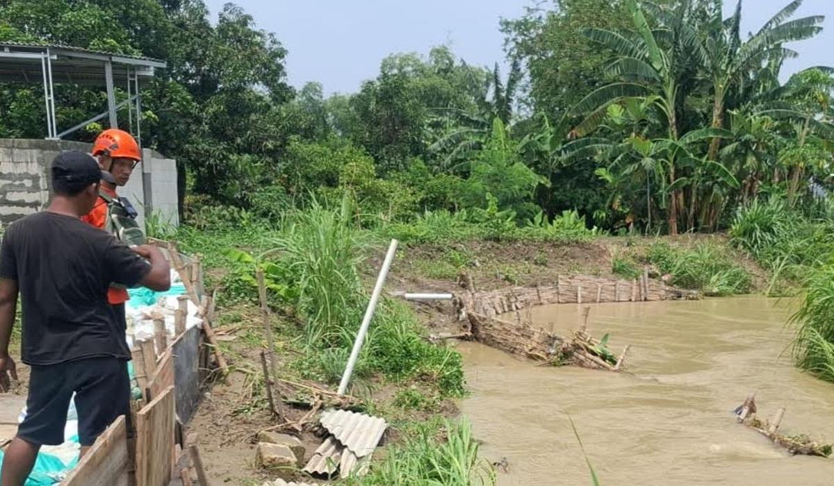 TANGGUL-JEBOL-Petugas-BPBD-Gresik-meninjau-tanggul-yang-jebol-akibat-banjir-di-Sun.jpg