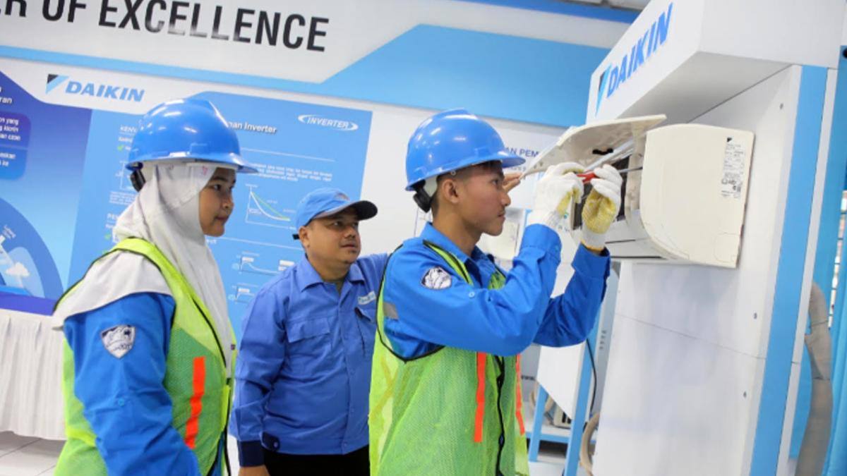 TEKNISI-KOMPETEN-Teknisi-Daikin-saat-mengikuti-pelatihan-dan-pengemban.jpg