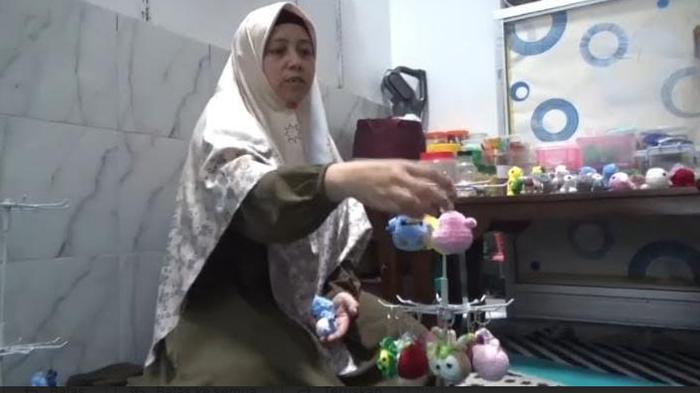 TEKUN-Anis-Indrawati-menata-Amiguruminya-di-rumahnya-Kelurahan-Mangli.jpg