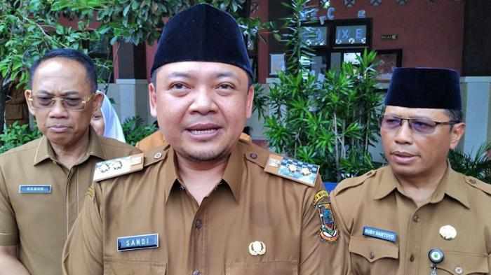TETAP-SEKOLAH-Wakil-Wali-Kota-Mojokerto-Rachman-Sidharta-Arisandi-tengah-b.jpg