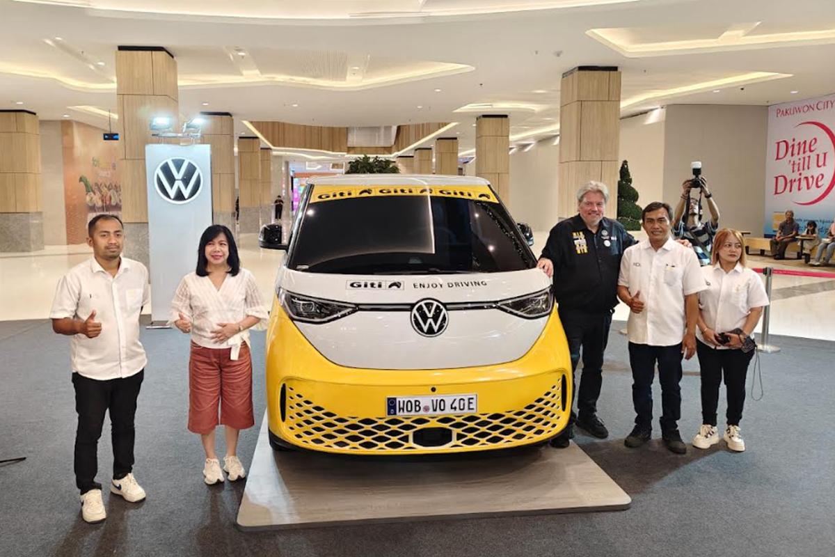 ID.BUZZ World Tour 2025 Tiba di Surabaya, Cerita Perjalanan Rainer Zietlow dari Jakarta hingga Bali