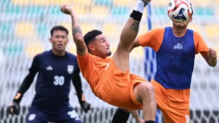 TIDAK-MEREMEHKAN-Pemain-Borneo-FC-melakukan-official-trainin.jpg