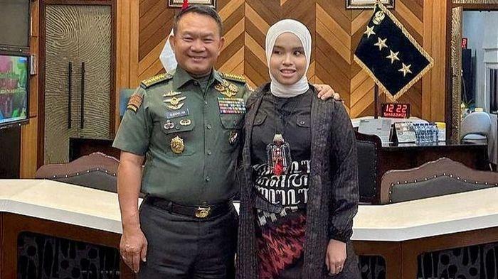 TINGKAH-Kocak-Putri-Ariani-Saat-Tanyakan-Soal-TNI-Ke-Jenderal-Dudung-Endingnya-Bilang-Siap-Salah.jpg