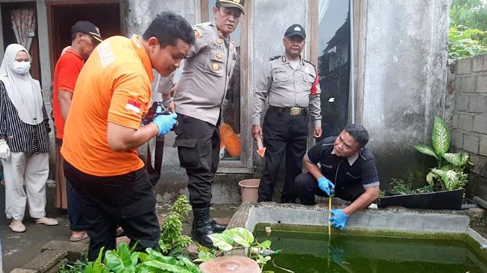 Detik-detik 2 Balita Kembar di Nganjuk Tercebur Kolam Ikan, Ditemukan Sudah Mengapung