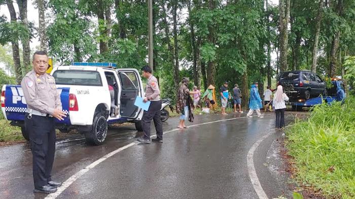 TKP-lokasi-kecelakaan-di-Jalan-Gunung-Ijen-Kecamatan-Licin-Banyuwangi.jpg