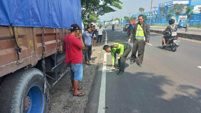 TKP-warga-Tulungagung-tertabrak-trailer-di-Jalan-Raya-Bypass-Krian-Sidoarjo.jpg