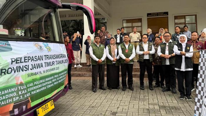 Lepas 16 Keluarga Jatim Transmigrasi ke Sulawesi dan Maluku, Khofifah: Jadi Penggerak Pembangunan