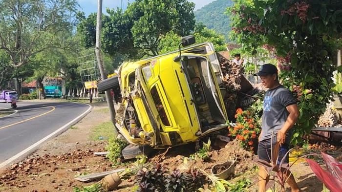 Diduga Sopir Mengantuk, Truk Muat Telur Terguling Setelah Tabrak Rumah Warga Karangsoko Trenggalek