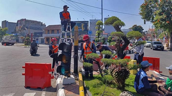 Truk Towing Tabrak Tiang Traffic Light Simpang 3 Jalan Tanjung Kota Blitar, Sopir Truk Kabur