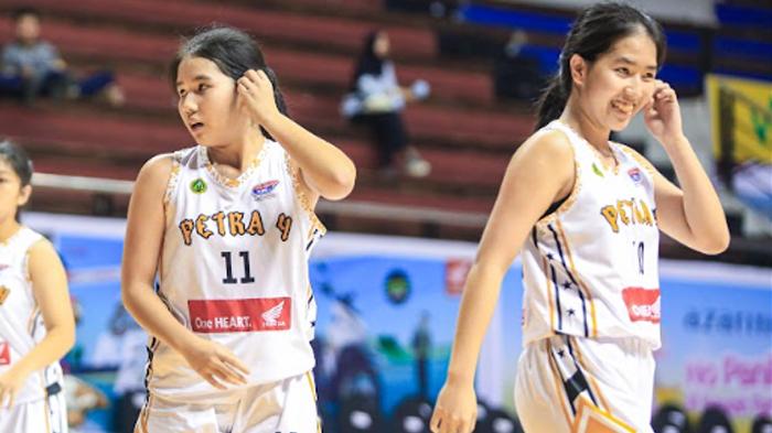 TWIN-TOWER-Laga-tim-basket-putri-SMA-Petra-4-Sidoarjo-melawan-SMAN-1.jpg