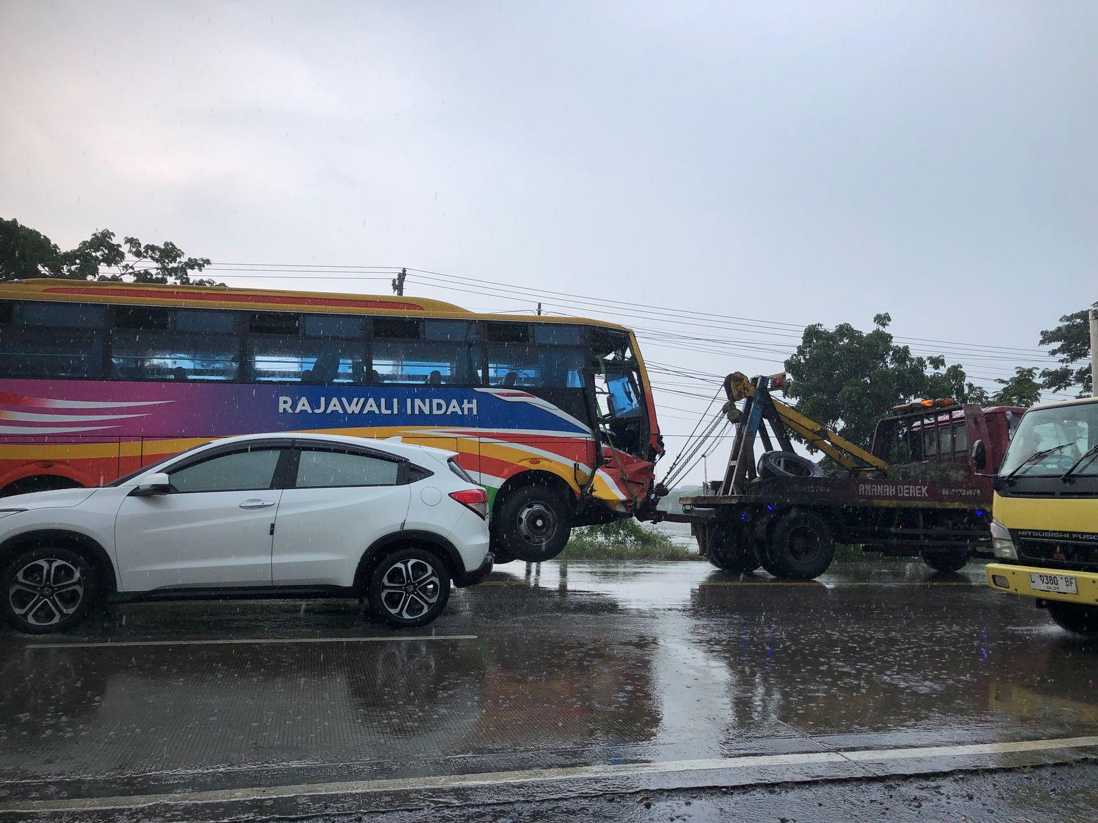 Sopir-Kernet Bus Rajawali Indah Masih Dirawat usai Tabrakan dengan Rombongan Jemaah Umroh di Gresik