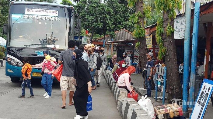 Tak-Tega-Lihat-Pemudik-Kelaparan-di-Jalan-Sopir-Bus-Diam-diam-Bawa-Mereka-Makan-di-Rumah-Mertua.jpg