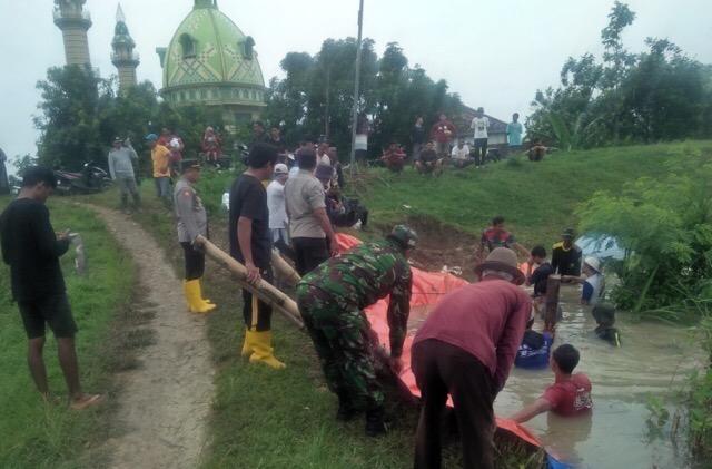 Tanggul-jebol-di-maduran.jpg